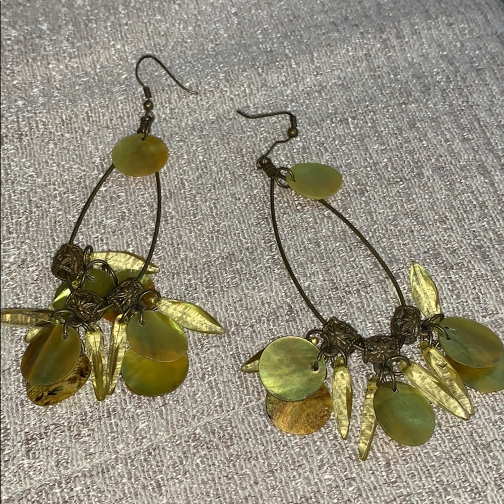 Metal w Shell Dangling Earringd - Picture 3 of 6